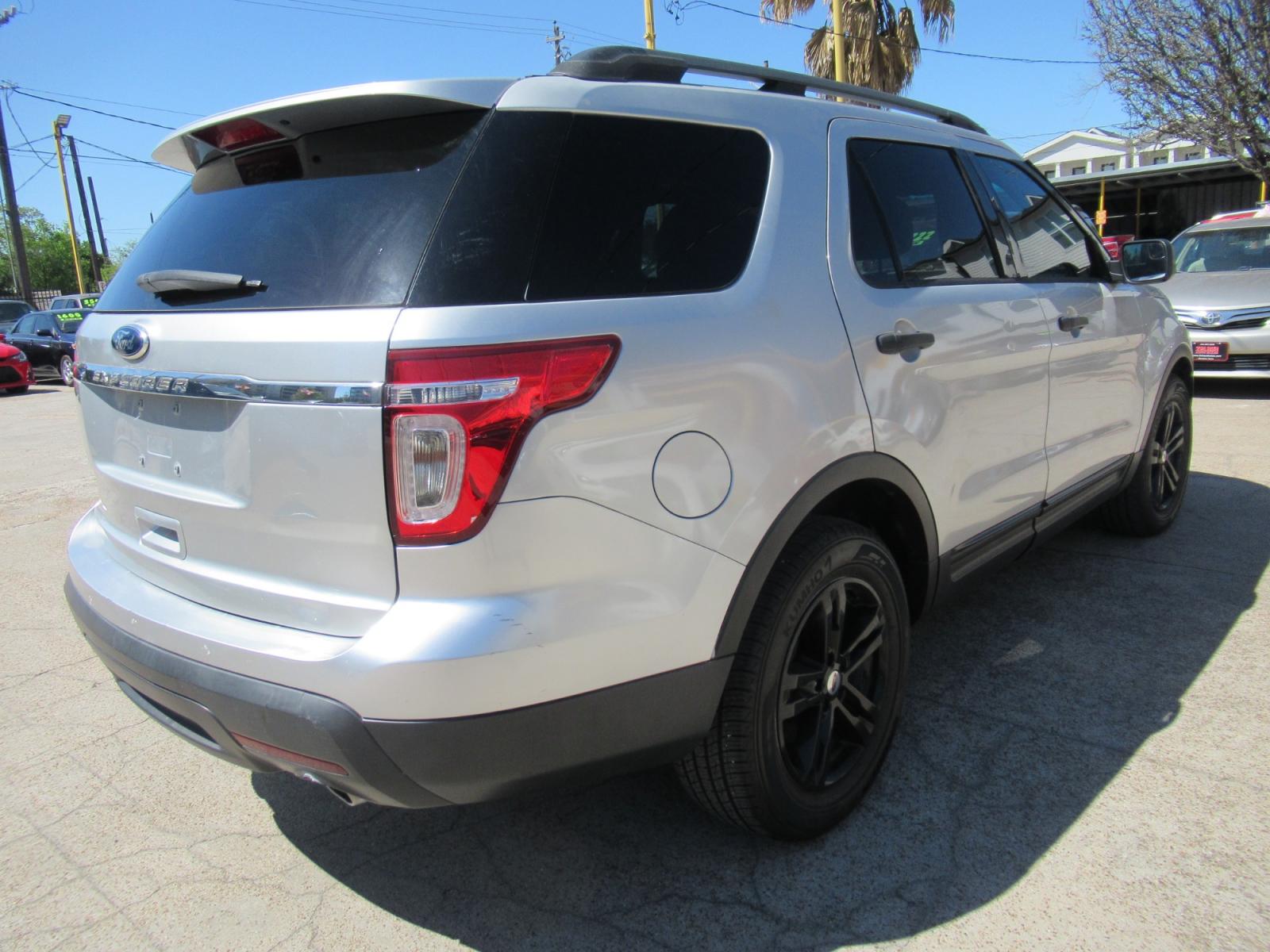 2015 Silver /Gray Ford Explorer XLT (1FM5K7B8XFG) with an 3.5L V6 F DOHC 24V engine, Automatic transmission, located at 1511 North Shepherd Dr., Houston, TX, 77008, (281) 657-1221, 29.798361, -95.412560 - 2015 FORD EXPLORER VIN: 1FM5K7B8XFGB17981 1 F M 5 K 7 B 8 X F G B 1 7 9 8 1 4 DOOR WAGON/SPORT UTILITY 3.5L V6 F DOHC 24V GASOLINE FRONT WHEEL DRIVE - Photo #34